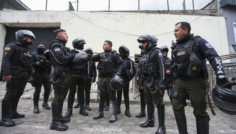 Integrantes de la policía nacional de Ecuador esperan, frente a la cárcel de El Inca, en Quito (Ecuador), este 8 de junio de 2023. EFE/José Jácome