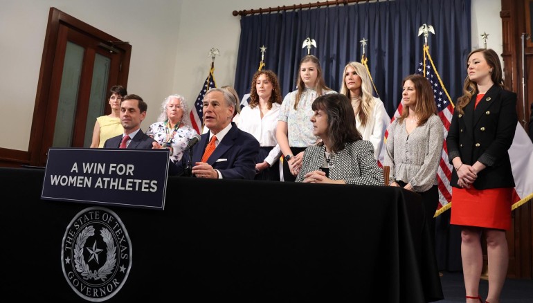 El gobernador de Texas, Greg Abbott (d), habla sobre el proyecto de ley 'Save Women's Sports', en el Capitolio de Texas, en Austin (EE.UU.), este 15 de junio de 2023. EFE/EPA/Adam Davis