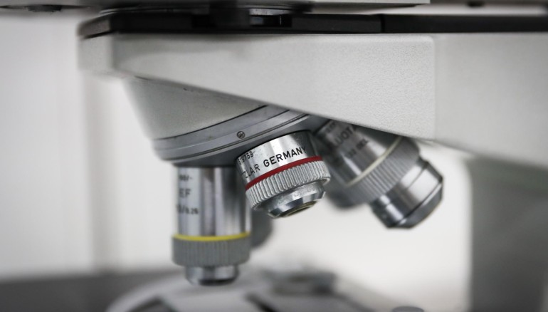 Vista de un microscopio en una laboratorio, en una fotografía de archivo.EFE/Raúl Martínez