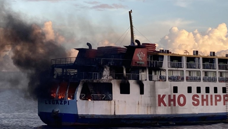 Barco incendiado en las costas de la región central de Filipinas. EFE/EPA/PHILIPPINE COAST GUARD