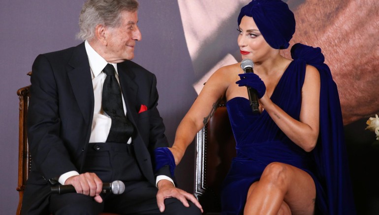 Foto de archivo de la cantante Lady Gaga (d) junto al fallecido artista Tony Bennett (i). EFE/EPA/JULIEN WARNAND