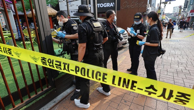 Policías surcoreanos en la escena del crimen. EFE/EPA/YONHAP SOUTH KOREA OUT
