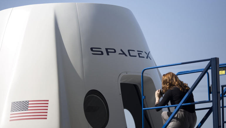Fotografía de archivo en la que se registró una cápsula espacial de la empresa SpaceX, en la ciudad de Hawthorne (California, EE.UU). EFE/Armando Arorizo