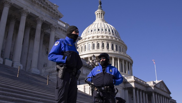 Miembros de la Policía del Capitolio de Estados Unidos permanecen a las afueras del edificio del Capitolio, en Washington (EE.UU.), en una fotografía de archivo. EFE/Michael Reynolds