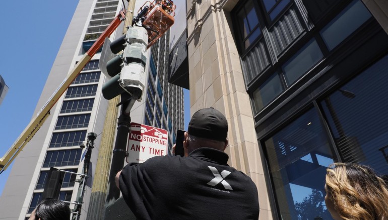 Trabajadores se acercan para limpiar el letrero vertical de Twitter en San Francisco, California (EE.UU.), este 31 de julio de 2023. EFE/EPA/John G. Mabanglo