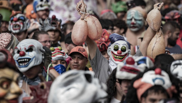-FOTODELDÍA- AME3175. SAN JOSÉ (COSTA RICA), 21/08/2023.- Miles de personas con sus máscaras y vejigas de cerdo participan, el 20 de agosto del 2023, durante las fiestas patronales de San Bartolomé, en Barva de Heredia al norte de San José (Costa Rica). A partir del viernes 18 hasta el 24 de agosto, Barva llenará sus calles con miles de personas usando máscaras de payasos, brujas y personajes de Disney, una tradición tiene más de 80 años.EFE/ Jeffrey Arguedas