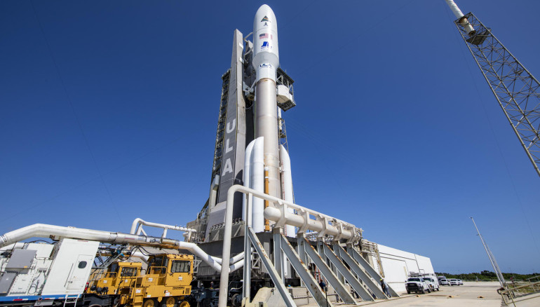 Fotografía cedida por United Launch Alliance (ULA) donde se muestra su cohete Atlas V que lleva la misión Silent Barker/NROL-107 para la Oficina Nacional de Reconocimiento (NRO) y la Fuerza Espacial de los Estados Unidos mintras es transportado hasta la plataforma de lanzamiento en el Complejo de Lanzamiento Espacial-41 de la Estación de la Fuerza Espacial en Cabo Cañaveral, Florida. EFE/ULA