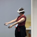 Una mujer prueba las nuevas gafas de realidad virtual (RV) y realidad aumentada (AR), Quest 3, durante el evento anual Meta Connect, hoy en Menlo Park, California (EE. UU). EFE/Sarah Yáñez-Richards