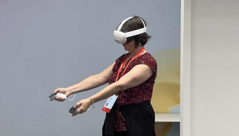 Una mujer prueba las nuevas gafas de realidad virtual (RV) y realidad aumentada (AR), Quest 3, durante el evento anual Meta Connect, hoy en Menlo Park, California (EE. UU). EFE/Sarah Yáñez-Richards