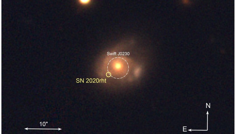 Imagen óptica de la galaxia en la que se produjo el nuevo evento, tomada a partir de datos de archivo de PanSTARRS. El objeto de rayos X se situó en algún lugar dentro del círculo blanco, que tiene aproximadamente el tamaño que tendría la cabeza de un alfiler a 100 m de distancia. También se muestra la posición de una supernova de hace 2 años. Crédito: Daniele B. Malesani / PanSTARRS