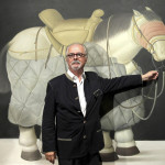 Fotografía de archivo tomada el 8 de octubre de 2012 que muestra al pintor y escultor colombiano Fernando Botero junto a su obra "Caballo de picador, 1992" en el Museo de Bellas Artes de Bilbao /EFE/Alfredo Aldai.