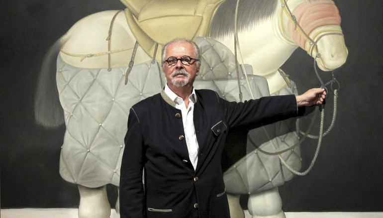 Fotografía de archivo tomada el 8 de octubre de 2012 que muestra al pintor y escultor colombiano Fernando Botero junto a su obra "Caballo de picador, 1992" en el Museo de Bellas Artes de Bilbao /EFE/Alfredo Aldai.