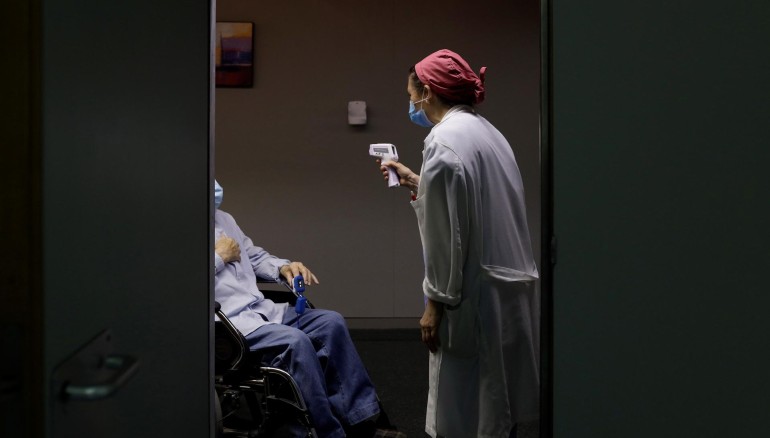 En la imagen de archivo, una sanitaria atiende a un paciente con covid persistente. EFE/Domenech Castelló