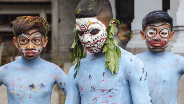 Gianyar (Indonesia), 06/09/2023.- Young participants with their bodies and faces painted attend the sacred Ngerebeg ritual at the Tegallalang village in Gianyar, Bali, Indonesia, 06 September 2023. The sacred Ngerebeg ritual takes place every six months and it is mainly aimed at driving all evil spirits out of the villages. During the ritual, the participants paint their bodies in various colors and patterns to join the procession across the village. EFE/EPA/MADE NAGI