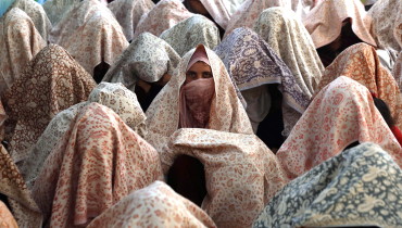Srinagar (India), 10/09/2023.- Brides in veils sit on the floor as they wait during a mass marriage ceremony, in Srinagar, the summer capital of Indian Kashmir, 10 September 2023. A total of 100 orphan girls got married during a mass ceremony organized by J&K Al-Noor Yateen (Orphan) Trust to help the economically backward families who cannot afford the high ceremony costs. EFE/EPA/FAROOQ KHAN