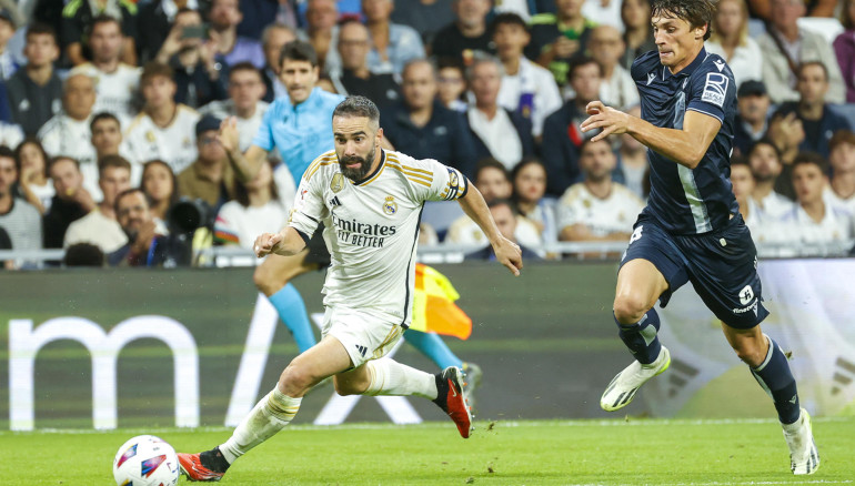 El defensa del Real Madrid Dani Carvajal (i) disputa una posesión ante Robin Le Normand, defensa de la Real Sociedad. EFE/ Rodrigo Jimenez