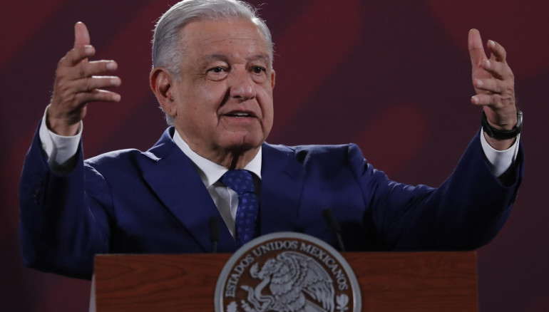 El presidente de México, Andrés Manuel López Obrador, habla durante su rueda de prensa matutina hoy, en el Palacio Nacional en la Ciudad de México (México). EFE/Mario Guzmán
