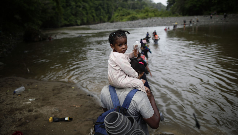ACOMPAÑA CRÓNICA: CRISIS MIGRATORIA***PA4001. DARIÉN (PANAMÁ), 22/09/2023.- Migrantes cruzan el río Turquesa, el 14 de septiembre de 2023 en Darién (Panamá). Horrible, horrible, repiten muchos migrantes. El paso por la selva del Darién, la frontera natural entre Panamá y Colombia, no es como imaginaron. Guiados por videos que inundan las redes sociales y el relato de conocidos, la desinformación y el engaño acentúan la crisis migratoria. EFE/ Bienvenido Velasco