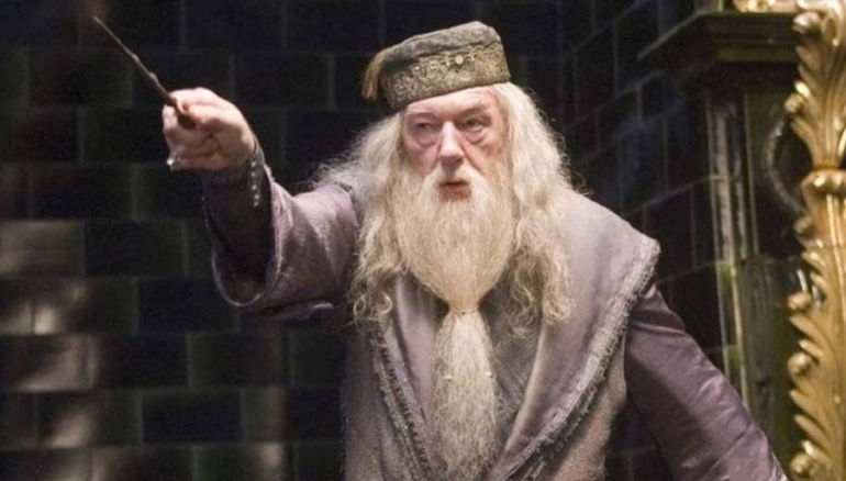 El actor británico Michael Gambon en una imagen caracterizado como el personaje Dumbledore de Harry Potter. Captura de video