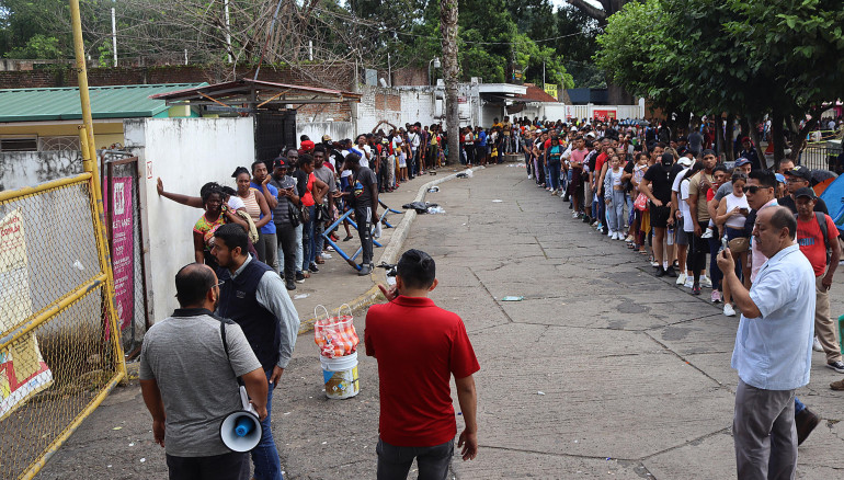 Migrantes hacen fila en espera de regularizar su documentación, el 14 de septiembre de 2023, en el municipio de Tapachula, en el estado de Chiapas (México). EFE/ Juan Manuel Blanco