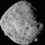 Fotografía cedida por la NASA de una imagen en mosaico del asteroide Bennu que se compone de 12 imágenes PolyCam recopiladas el 2 de diciembre por la nave espacial OSIRIS-REx desde un rango de 15 millas (24 km). EFE/NASA/Goddard/Universidad de Arizona
