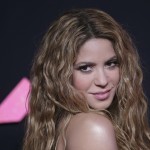 La cantante y compositora colombiana Shakira posa sobre la alfombra roja durante los MTV Video Music Awards en el Prudential Center en Newark, Nueva Jersey, EE.UU / EFE/SARAH YENESEL.