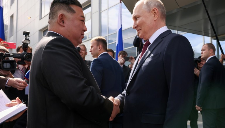 El líder norcoreano, Kim Jong-Un, con el ruso Valdímir Putin en Vladivostok. Foto: EFE/EPA/MIKHAIL METZEL /SPUTNIK