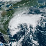 Fotografía satelital cedida este viernes, 22 de septiembre, por la Oficina Nacional de Administración Oceánica y Atmosférica (NOAA), a través del Centro Nacional de Huracanes (NHC) de Estados Unidos, en al que se registró la localización de la tormenta tropical Ophelia, en el océano Atlántico, frente a las costas estadounidenses. EFE/NOAA-NHC