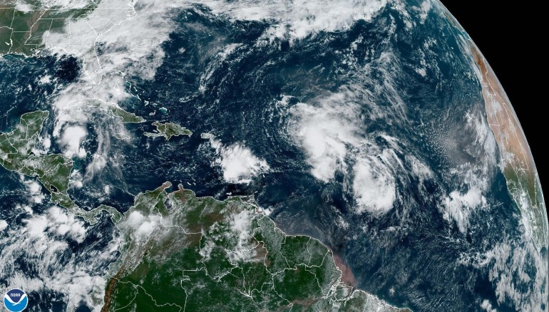 Fotografía satelital cedida hoy por la Oficina Nacional de Administración Oceánica y Atmosférica (NOAA) a través del Centro Nacional de Huracanes (NHC) de Estados Unidos que muestra la localización de la tormenta tropical Philippe (c) en el Atlántico. EFE/NOAA-NHC