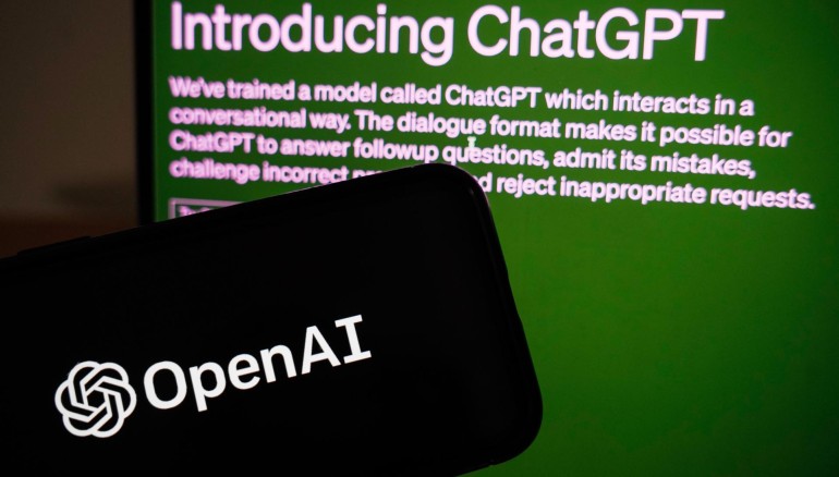 Vista de la página de ChatGPT detrás de un teléfono móvil en el que se ve el logo de la empresa OpenAI, en una fotografía de archivo. EFE/Wu Hao