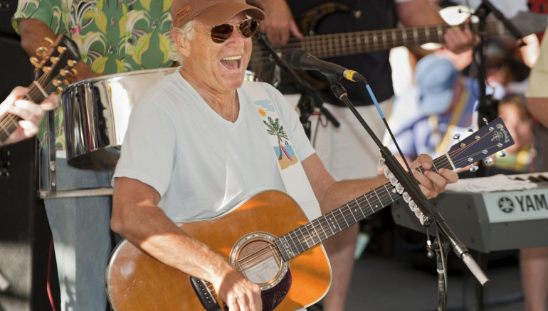 Fotografía del 4 de noviembre de 2011 cedida por Florida Keys News Bureau donde aparece el cantautor Jimmy Buffett durante un concierto en Duval Street en Key West (Estados Unidos). EFE/Rob O'neal