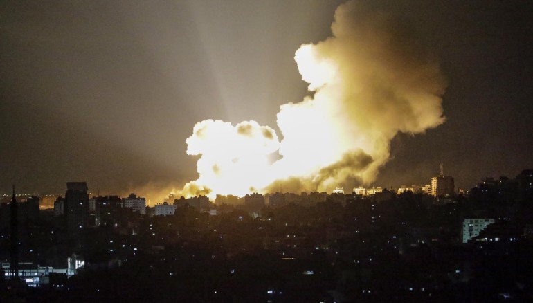 El humo se eleva tras un ataque aéreo israelí en el barrio de Al-Ramal en la ciudad de Gaza, este 10 de octubre de 2023. EFE/Mohammed Saber.