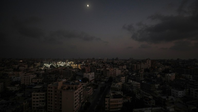 El hospital Al Shifa aparece iluminado este martes en la Ciudad de Gaza. El ministerio palestino de Sanidad ha advertido que los generadores eléctricos dejarán de funcionar en los próximos días debido a la escasez de combustible, mientras que ya 32 centros de salud están fuera de servicio tras los ataques aéreos israelíes. EFE/Mohammed Saber