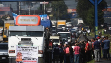 Transportistas bloquean una vía durante una manifestación este martes, en Ciudad de Guatemala /EFE/ Edwin Bercian.