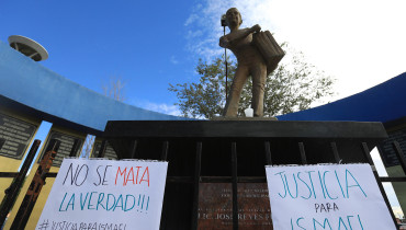 Periodistas y amigos del fotoperiodista asesinado Ismael Villagómez protestan en la Plaza de del Periodista en ciudad Juárez, en el estado de Chihuahua (México). EFE/Luis Torres