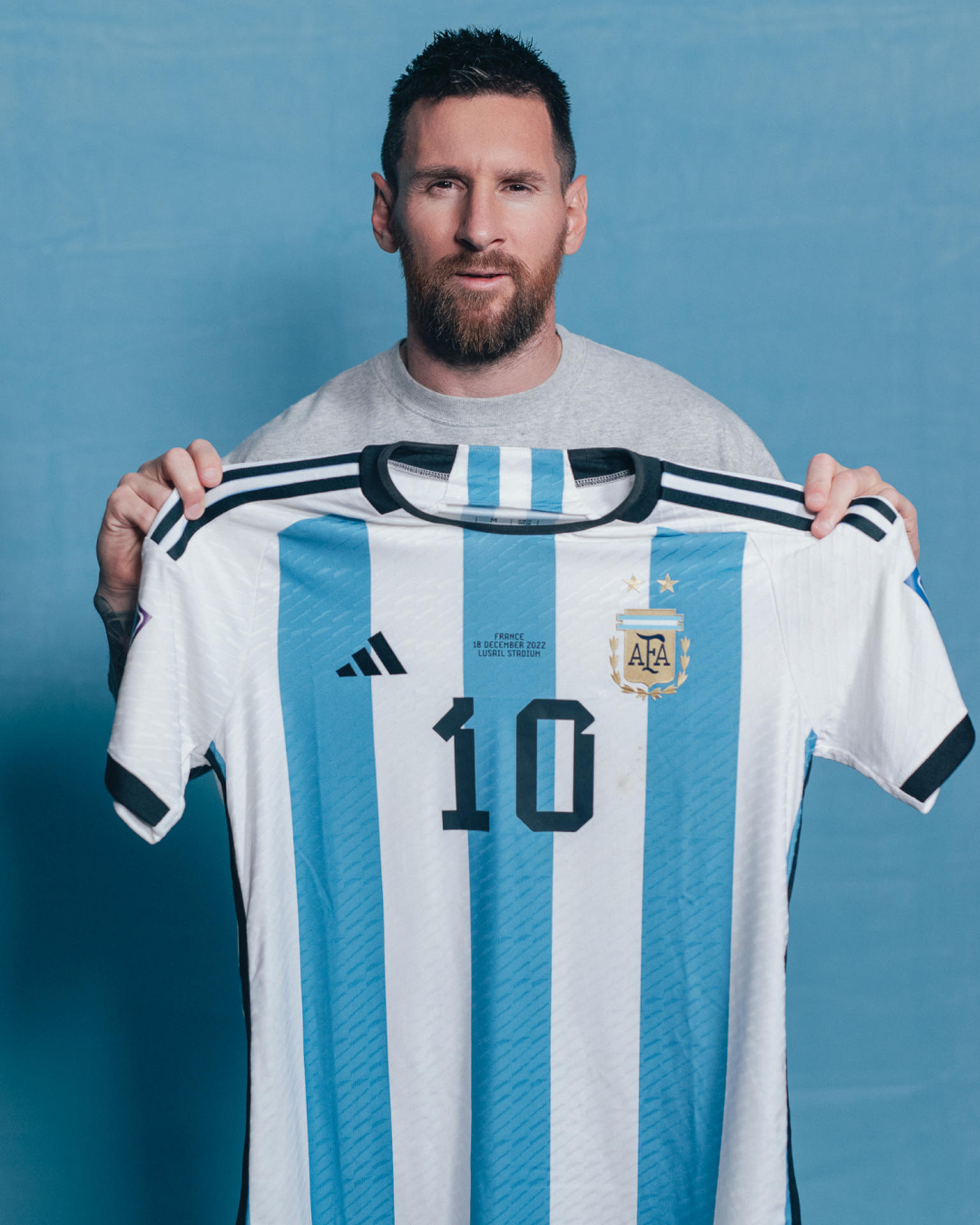 Fotografía cedida por Sam Robles a través de Sotheby's donde aparece el jugador argentino Lionel Messi mientras sostiene la camiseta con la cual jugó la final contra Francia del mundial de Qatar 2022. EFE/Sam Robles/Sotheby's /