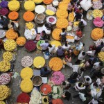 Varias personas compran flores en un mercado de la ciudad de Bangalore (India), para celebrar el festival hindú de Diwali. EFE/EPA/JAGADEESH NV