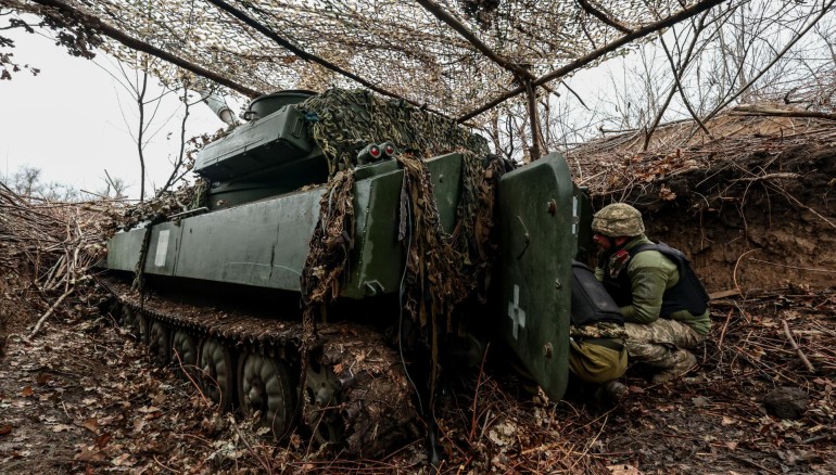 Militares ucranianos de una brigada mecanizada se preparan para disparar obuses en una imagen de archivo. EFE/EPA/Kateryna Klochko