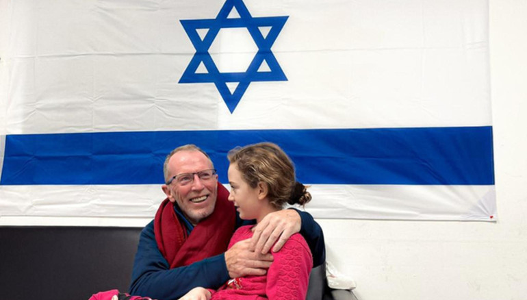 Emily Hand, una rehén israelí retenida por Hamás en Gaza durante 50 días, con su padre. EFE/ Gobierno de Israel.