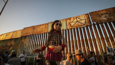 MEX1192. TIJUANA (MÉXICO), 06/11/2023.- Las marioneta Amal a su llegada hoy, en el muro fronterizo en Playas de Tijuana (México). La pequeña Amal, marioneta que representa a una niña siria refugiada de 10 años, arribo este lunes a la ciudad mexicana de Tijuana, fronteriza con Estados Unidos, para compartir un mensaje de esperanza con la población de migrantes y refugiados que se encuentran en la ciudad a la espera de asilo y protección por parte de EE.UU. EFE/ Joebeth Terríquez