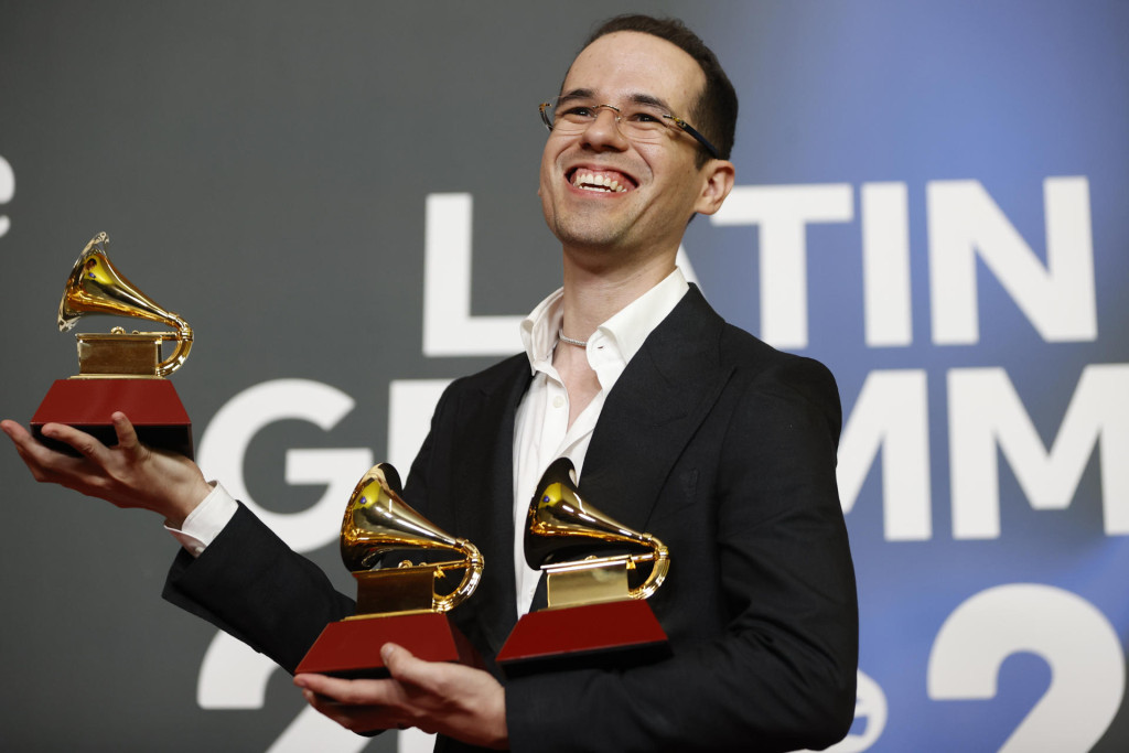 El músico mexicano Edgar Barrera posa con los tres premios conseguidos, durante la gala anual de los Latin Grammy celebrada este jueves en Sevilla. EFE/Jorge Zapata