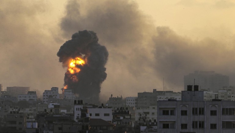 Imagen de archivo de un bombardeo israelí contra la ciudad de Gaza / EFE/MOHAMMED SABER.