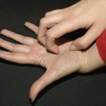En la imagen de archivo, una joven rasca la palma de su mano a causa de los picores producidos por una dermatitis. EFE/Paco Torrente