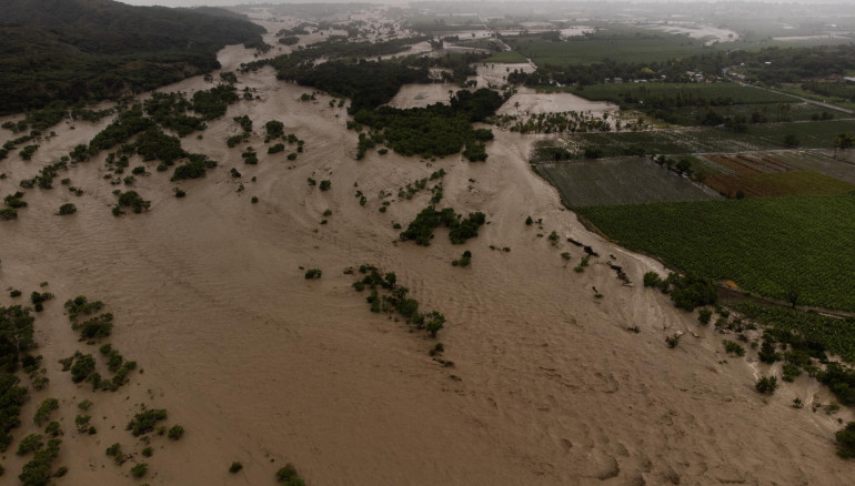 Fotografía aérea que muestra el Río Ocoa completamente desbordado y con un intenso caudal producto de la fuertes lluvias, este 18 de noviembre de 2023 en Palmar de Ocoa (República Dominicana). EFE/Orlando Barría