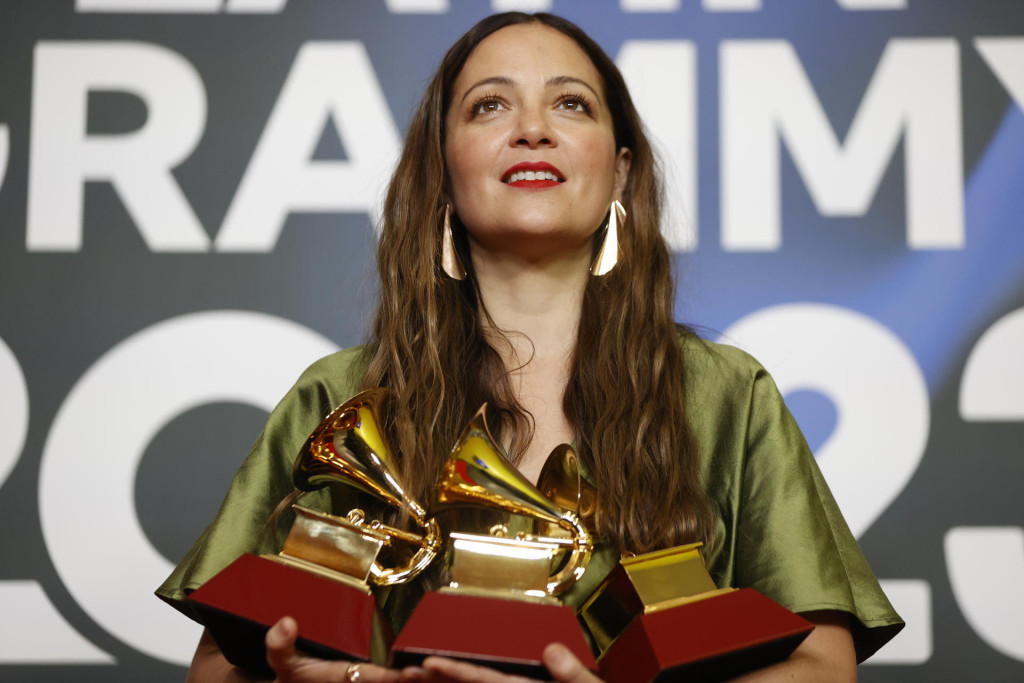 La cantante mexicana Natalia Lafourcade posa con los Grammy Latinos al ‘Mejor Álbum Cantautor’, ‘Mejor Canción Cantautor’ y "Mejor Grabación del Año", todos por su producción 'De todas las flores', en la gala anual de los Latin Grammy, este jueves en Sevilla. EFE/Jorge Zapata