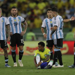 Rodrygo (abajo) de Brasil reacciona junto a jugadores de Argentina, el 21 de noviembre de 2023 /EFE/Andre Coelho.