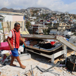 MEX073. ACAPULCO (MÉXICO), 30/10/2023.- Una persona hace limpieza en su casa hoy, en una zona afectada por el paso del huracán Otis, en el balneario de Acapulco, en el estado de Guerrero (México). Las labores de recuperación y recuento de daños continúan en Acapulco, a cinco días del impacto del huracán Otis, que tocó tierra el miércoles como categoría 5 y que ha dejado 45 muertos y 47 desaparecidos, una emergencia que ha rebasado al Gobierno mexicano que la atiende a paso lento. EFE/David Guzmán
