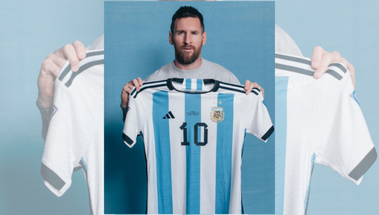 Fotografía cedida por Sam Robles a través de Sotheby's donde aparece el jugador argentino Lionel Messi mientras sostiene la camiseta con la cual jugó la final contra Francia del mundial de Qatar 2022. EFE/Sam Robles/Sotheby's /
