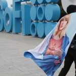 Imagen de archivo de un fan que lleva un cartel de Taylor Swift. EFE/EPA/CAROLINE BREHMAN
