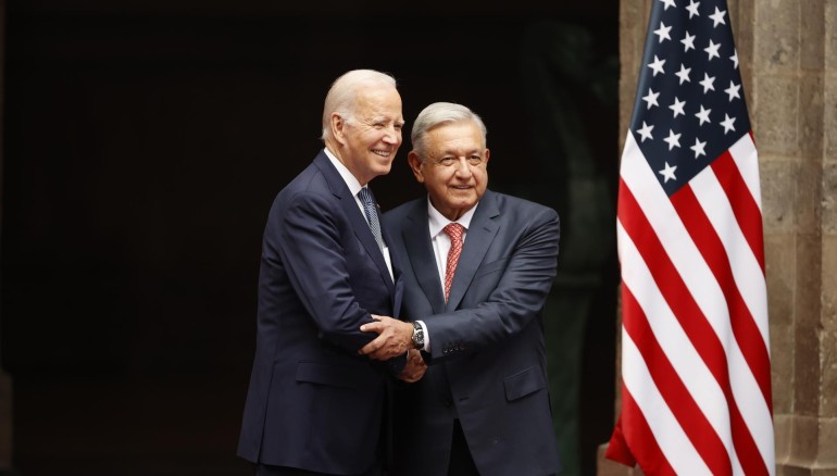 El presidente de México, Andrés Manuel López Obrador (d), saluda al presidente de EE.UU., Joe Biden, en una fotografía de archivo /EFE/José Méndez.